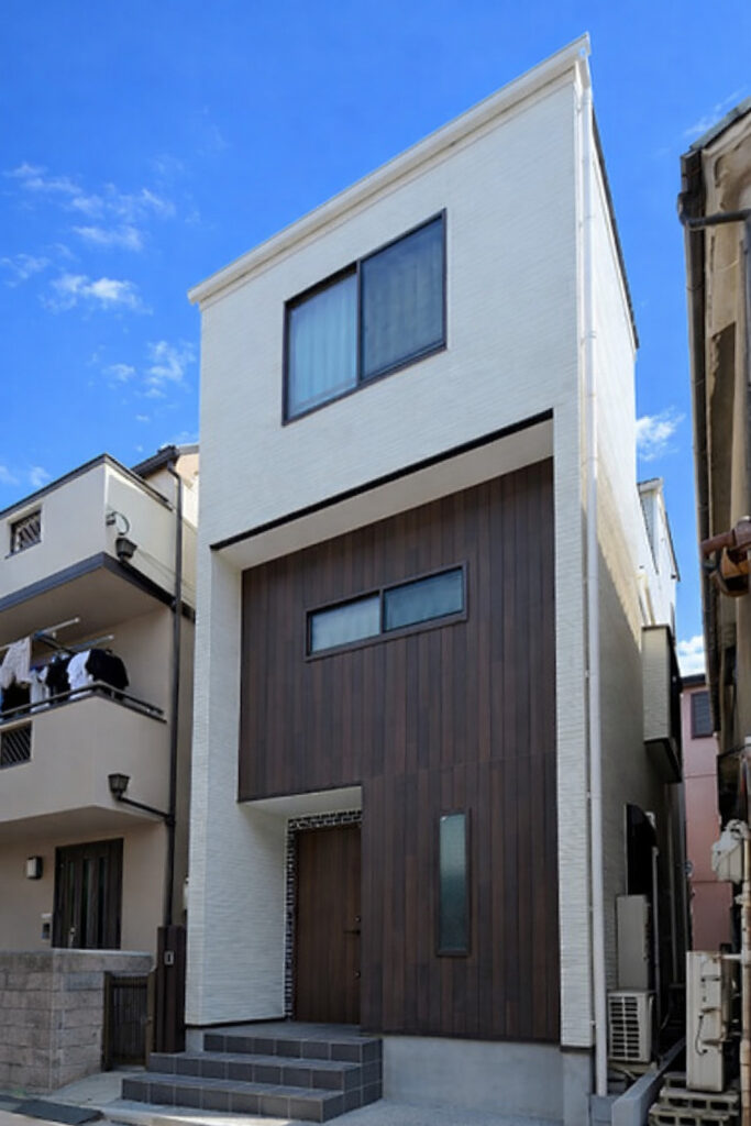 16坪の施工例:墨田区押上の狭小敷地に建つ、レトロ感覚を楽しむ3階建て住宅。