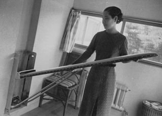 女中部屋に造り付けのアイロン台を開く土浦信子 １９３５年（竣工当時）/写真出展©土浦亀城アーカイブス