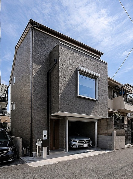 16坪の施工例:北区浮間に建つ、優しさと安心に満ちた木造3階建て住宅。