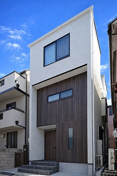 16坪の施工例:墨田区押上の狭小敷地に建つ、レトロ感覚を楽しむ3階建て住宅。